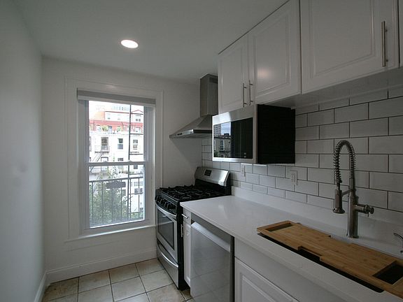 3rd image of 142 Sussex St APT 4