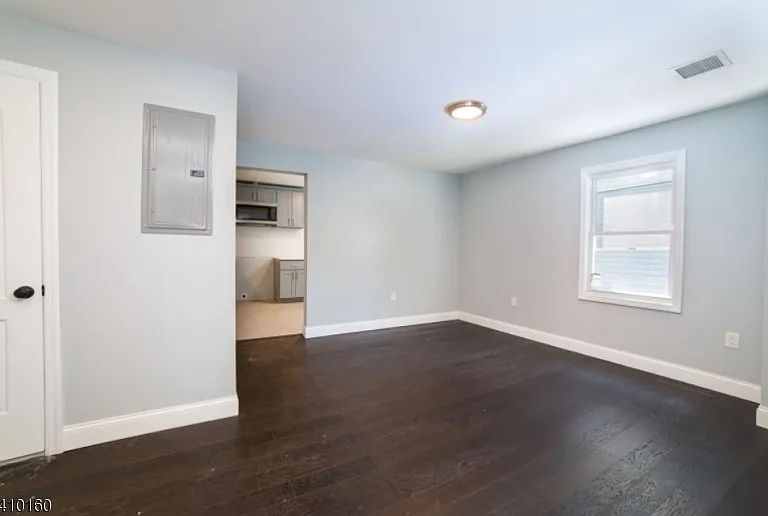 372 E Blackwell St — Photo 3
