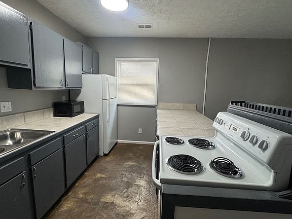 2nd image of 308 W Sixth St APT 3