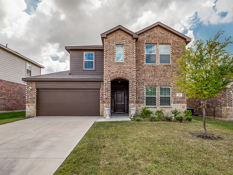728 Glover Dr — Photo 1