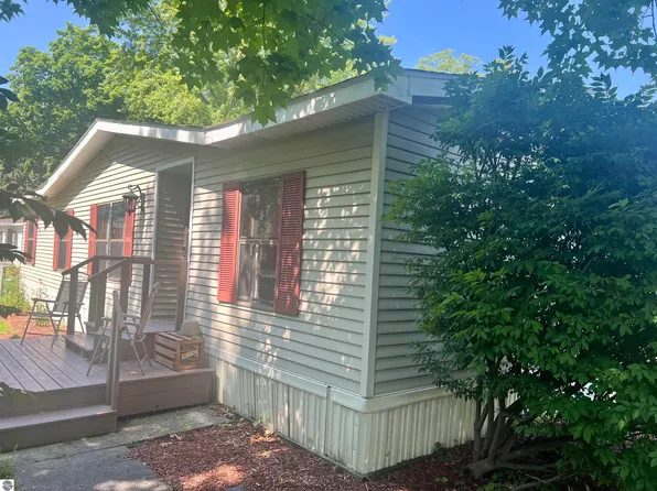 713 Golfview Cir, Elk Rapids, MI 49629