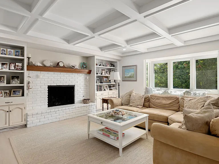 1225 Bel Air Dr — Photo 3