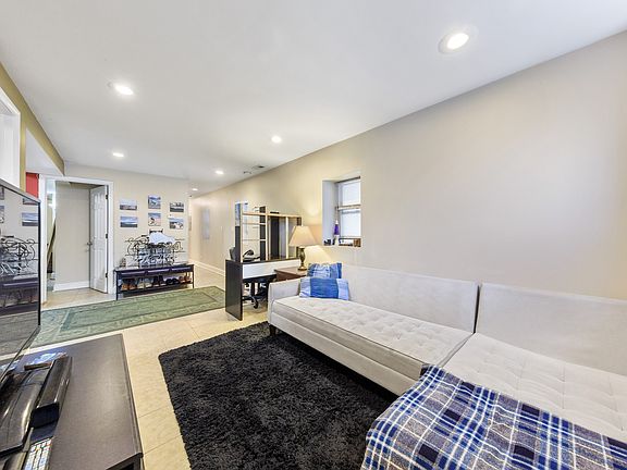 5th image of 921 S Oakley Blvd #G