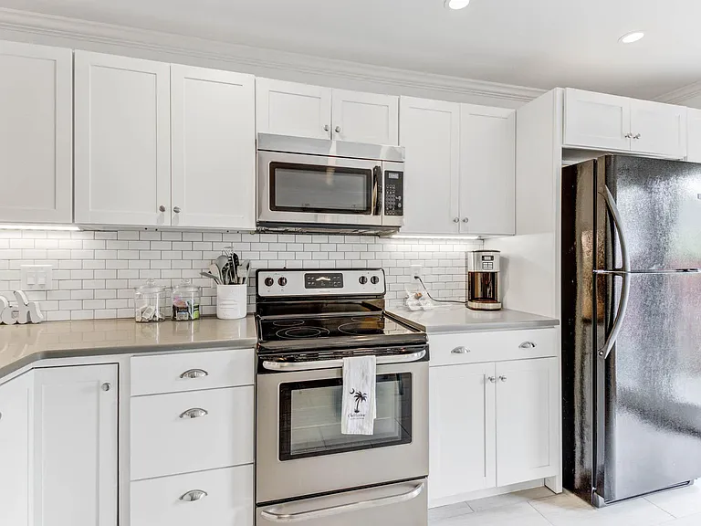 734 Harbor Ln — Photo 8