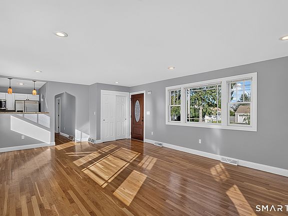 5th image of 135 York St