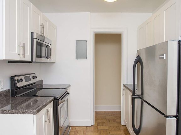 3rd image of 555 Russell Hill Rd