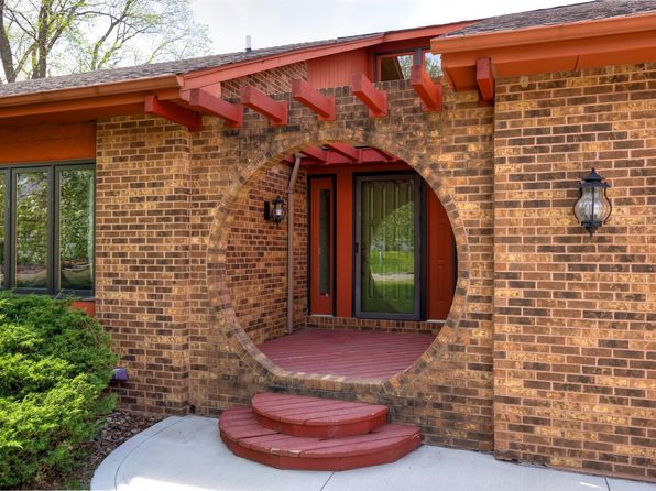 2800 Claiborne Cir, Urbandale, IA 50322