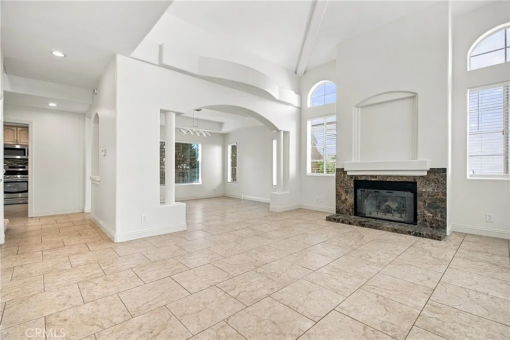 3 bed, 2.5 bath, 1894 sqft, $4,250 — Photo 2