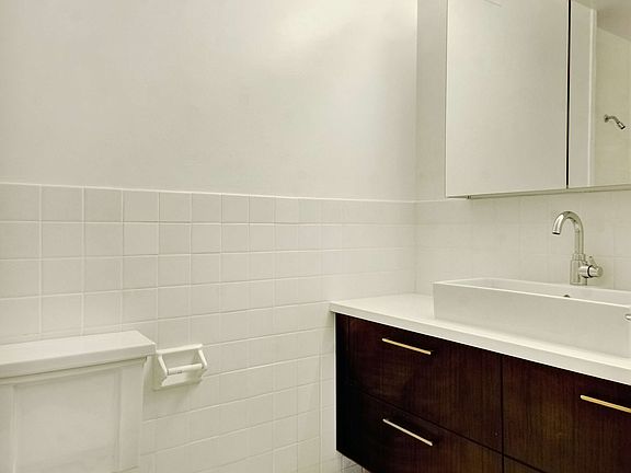 4th image of 210 Central Park S APT 12A