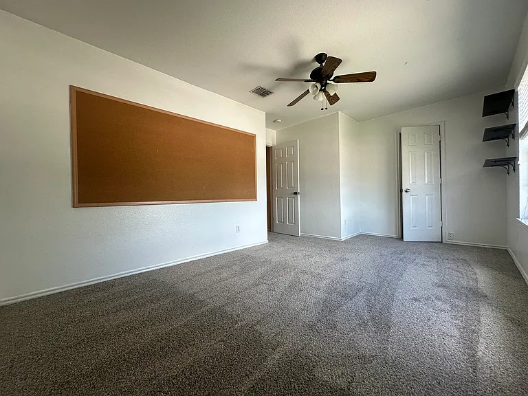 1909 Bradford Pear Sq — Photo 15