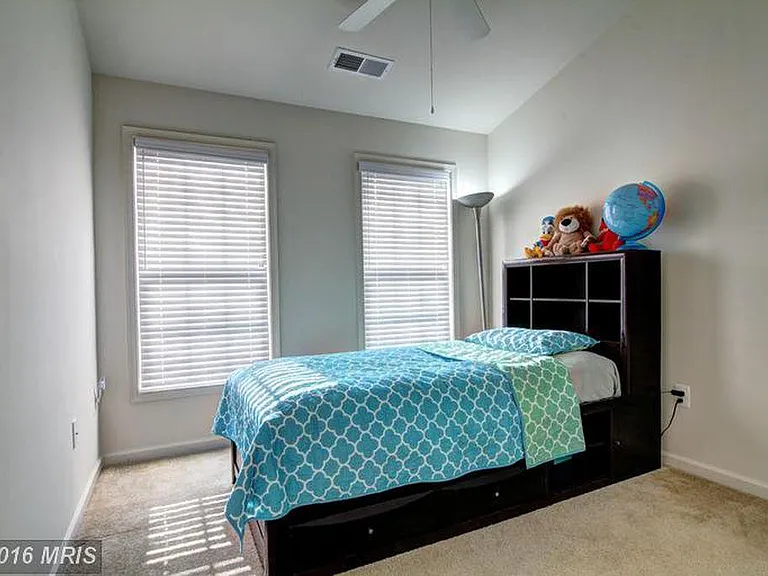 25095 Croxley Green Sq — Photo 12