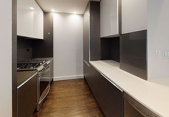 3rd image of 666 W End Ave