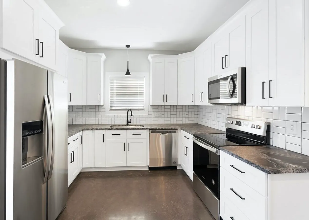 2421 Batavia St — Photo 3