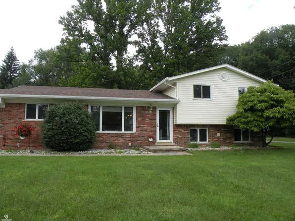 10428 Puttygut Rd, Casco, MI 48064