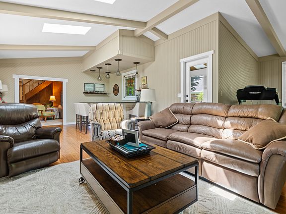 3rd image of 618 Yosemite Dr