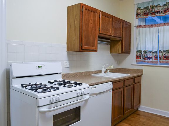 4th image of 3714 N Wolcott Ave #1