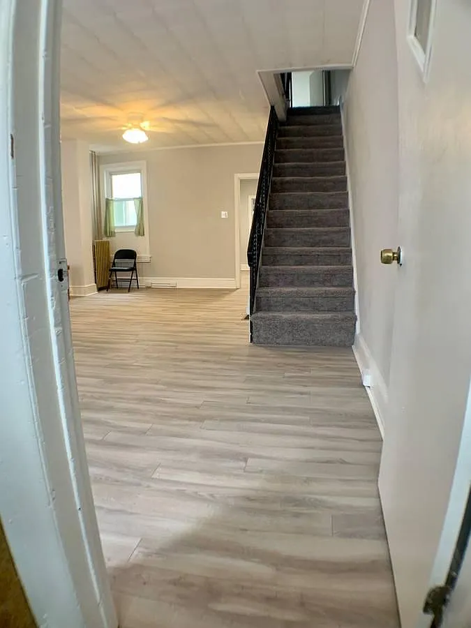 3 bed, 1300 sqft, $2,400 — Photo 3