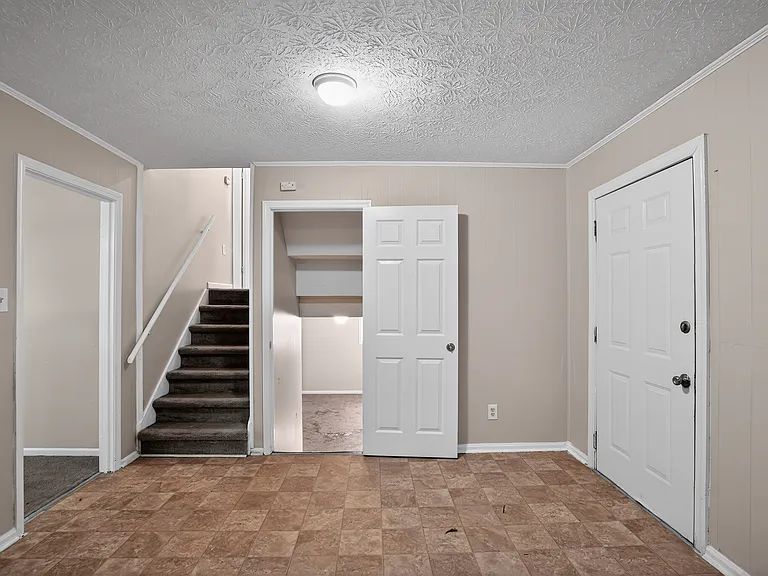 2501 Hartford Dr — Photo 4