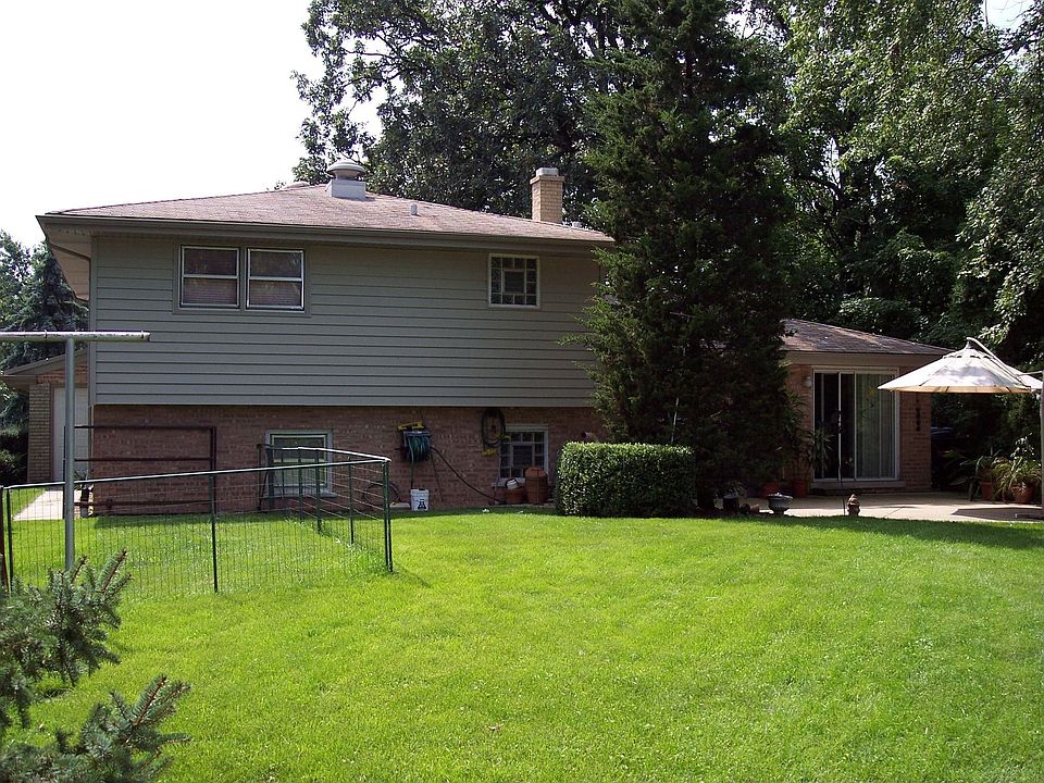 2nd image of 7600 W 105th St