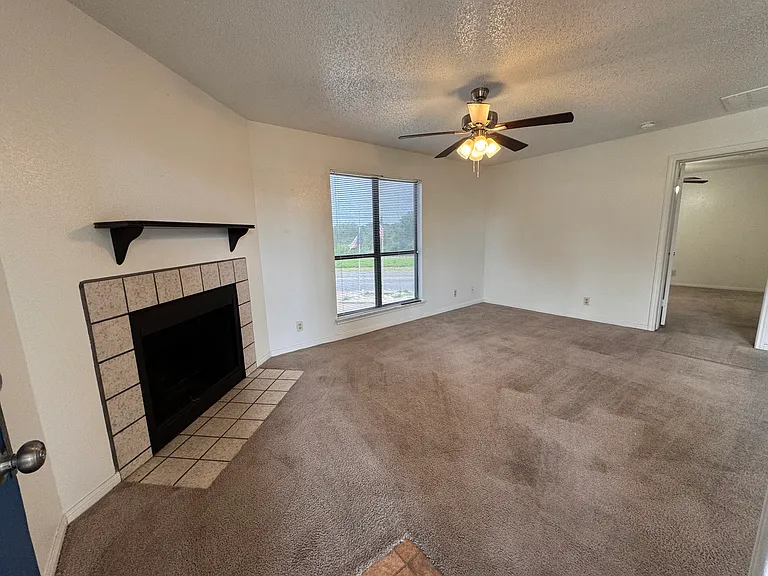 Unit 122 ... This 1bd/1ba unit is move in ready call now and let's make a deal!
Wood burning fireplace!