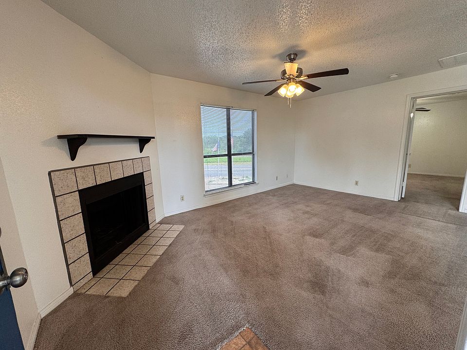 Unit 122 ... This 1bd/1ba unit is move in ready call now and let's make a deal!
Wood burning fireplace!