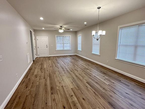 4th image of 708 W Parrish Dr