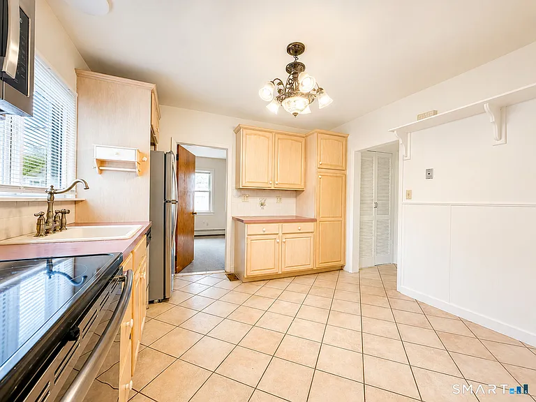 291 Strawberry Hill Ave — Photo 9