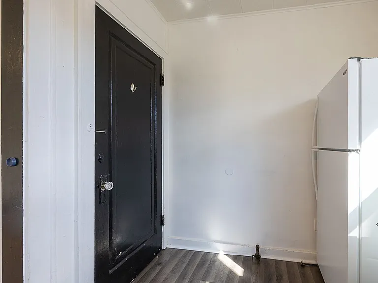 223-225 W Trail St — Photo 32