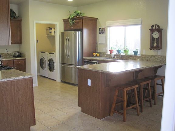 Spacious, beautiful kitchen. New appliances.