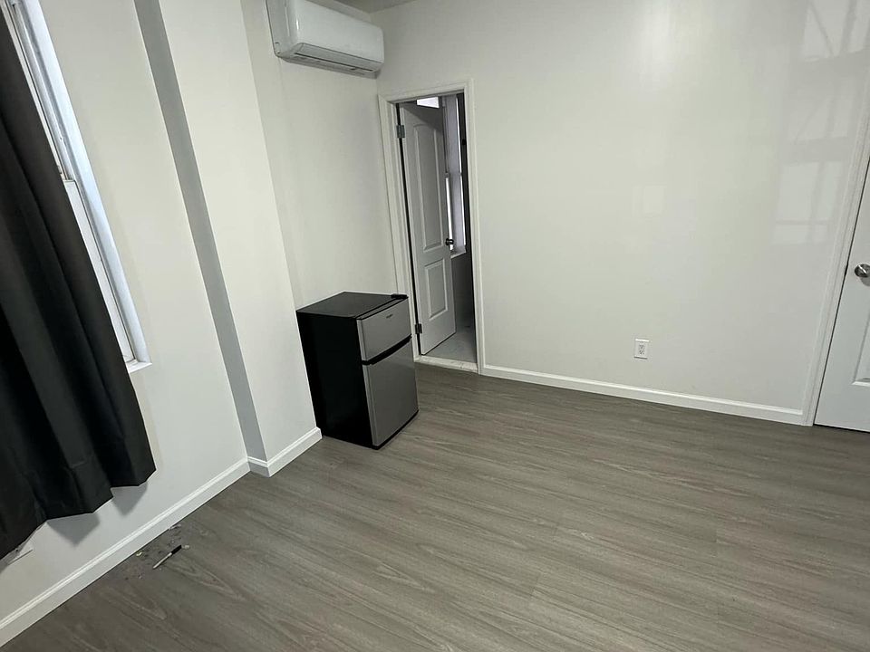 1st image of 899 Willoughby Ave #1