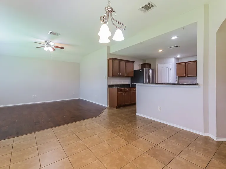 2116 Meadow View Dr — Photo 8