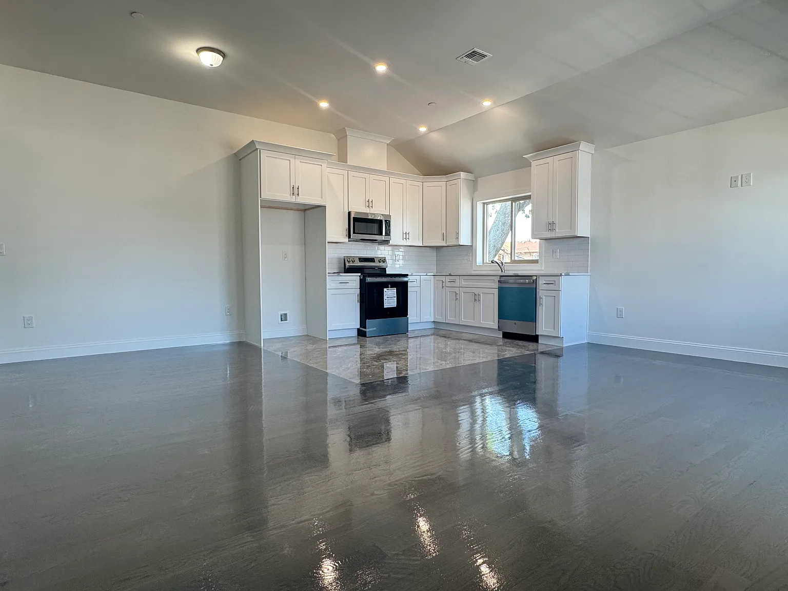 4 bed, $3,500 — Photo 3