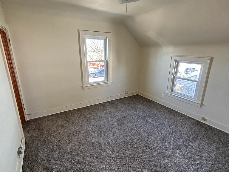 319 E 11th St — Photo 11
