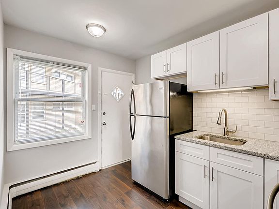 3rd image of 1110-1112 W Hawthorne St #1110A
