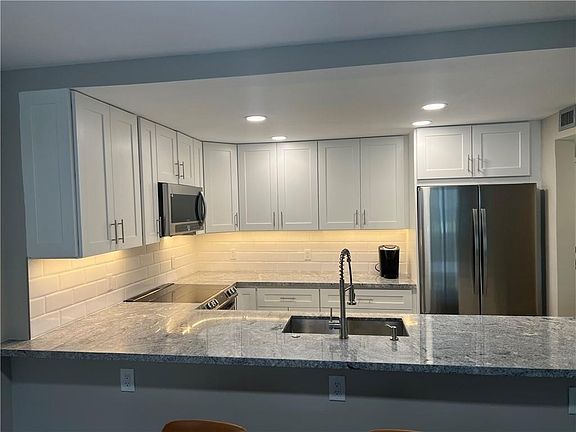 3rd image of 800 SE 20th Avenue #305