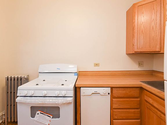 3rd image of 2850 W Cullom Ave #3
