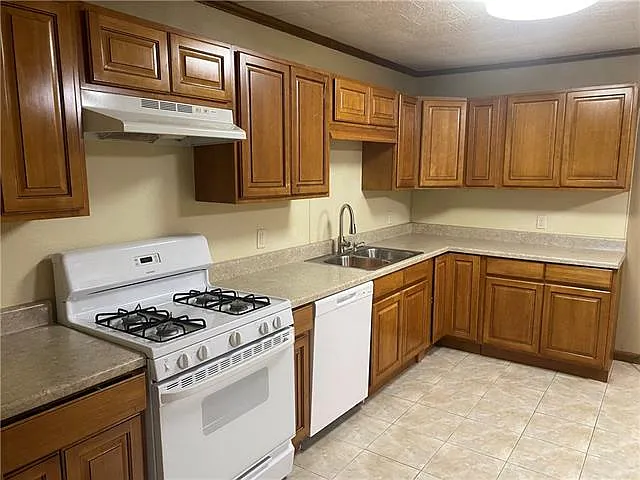 3 bed, 1.0 bath, 1240 sqft, $1,300 — Photo 3