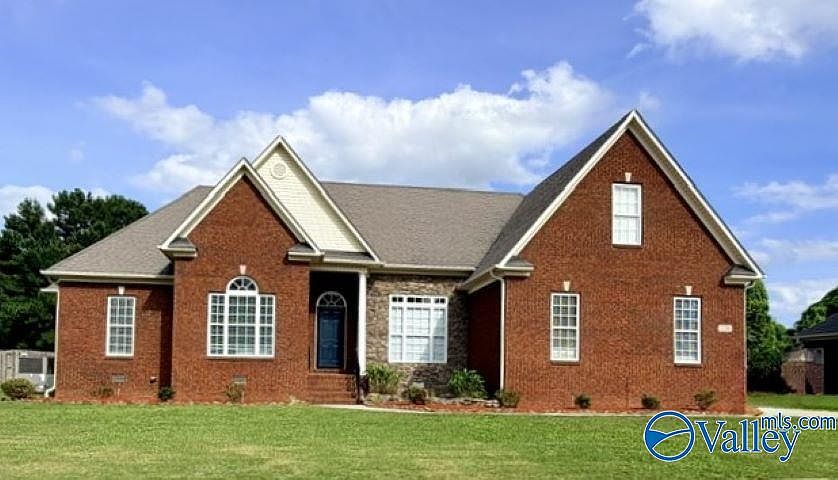 1st image of 226 Twin Lakes Dr