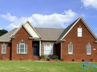 226 Twin Lakes Dr, New Market, AL 35761