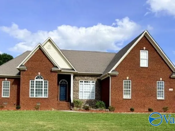 226 Twin Lakes Dr, New Market, AL 35761