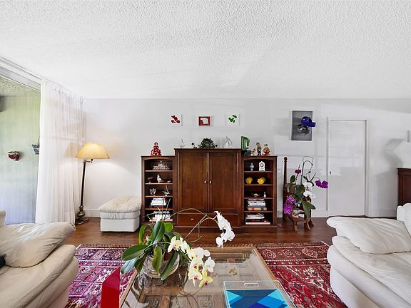 4th image of 901 W Cypress Lane #104