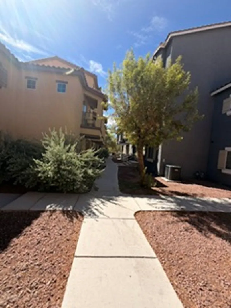Spacious 3-story townhome located in a desirable gated community! — Photo 3