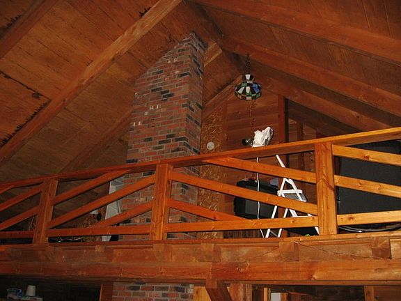 Gorgeous loft area suitable for office/tv room