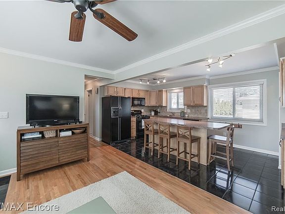 4th image of 8739 Hamilton Dr E