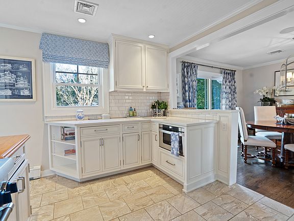 5th image of 810 Waterview Dr