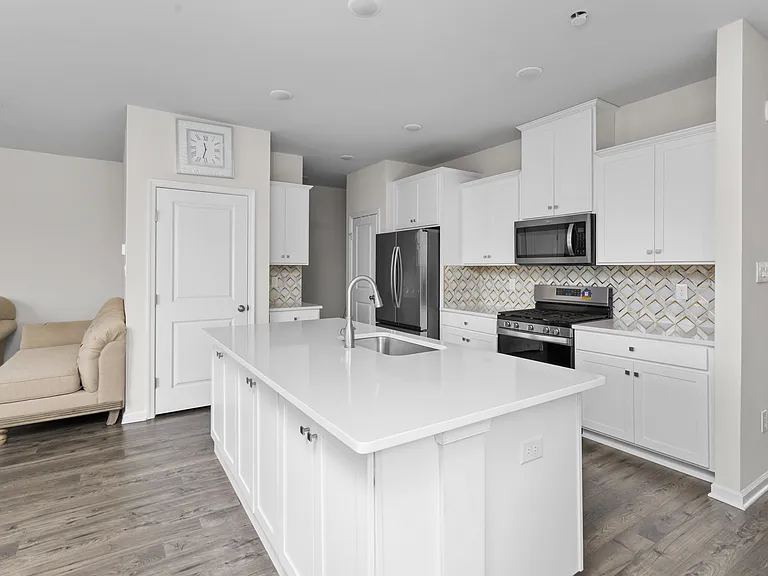 34 Marion Ave — Photo 8
