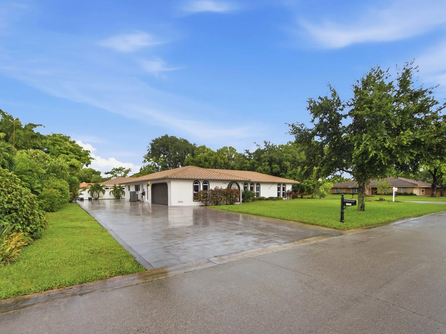 4 bed, 2.0 bath, 2447 sqft, $4,500 — Photo 2