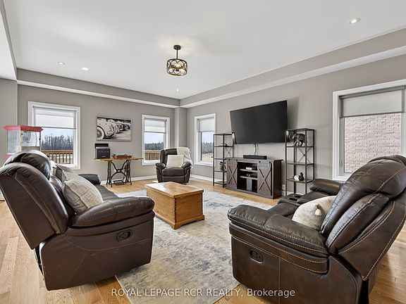 4th image of 375 Russell St