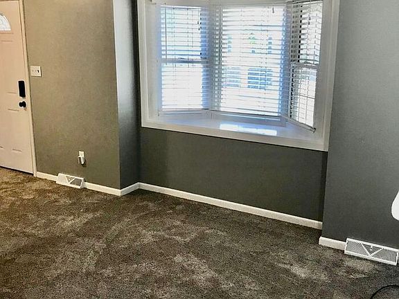 3rd image of 705 SE Shamrock Ln