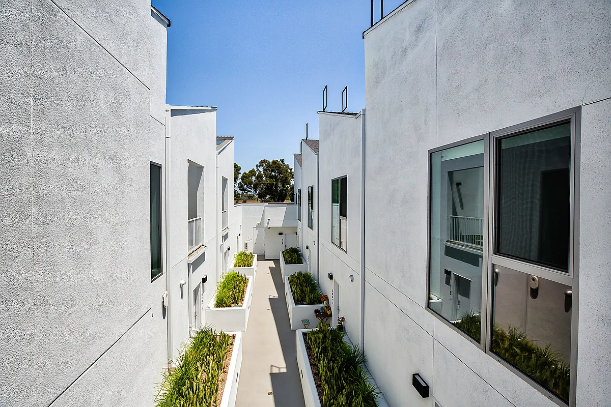 Building Photo - 5263 W Adams Blvd #212